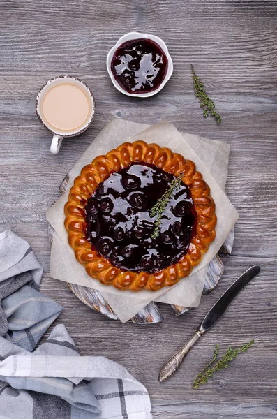 Meyve reçelli turtayı aç