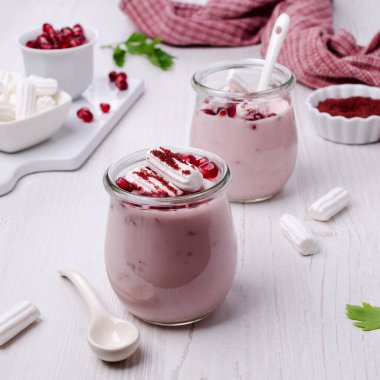 Organik mayalanmış yoğurt.