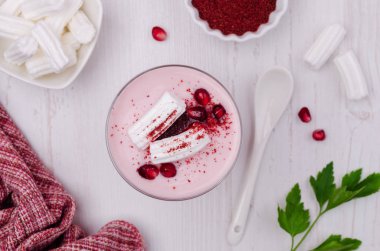 Organik mayalanmış yoğurt.