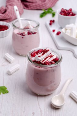 Organik mayalanmış yoğurt.