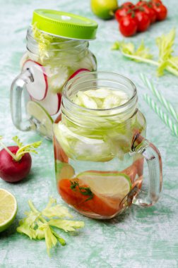 Sebze ve cama narenciye karıştırılmış su. Seçici odak.