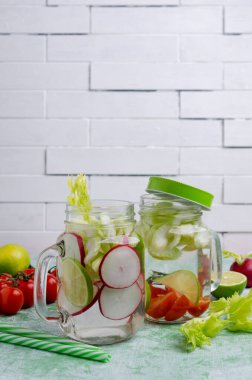 Sebze ve cama narenciye karıştırılmış su. Seçici odak.