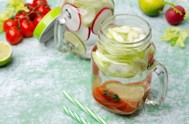 Sebze ve cama narenciye karıştırılmış su. Seçici odak.