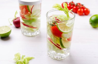 Sebze ve cama narenciye karıştırılmış su. Seçici odak.