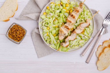 Ahşap bir arka planda çiğ sebze salatasıyla kebap eti. Seçici odak.