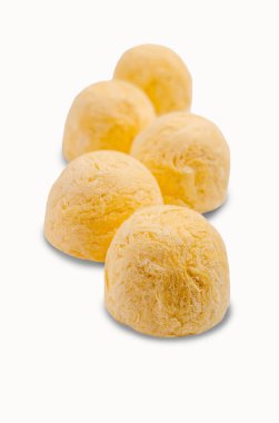 Beyaz zemin üzerinde un ve şekerden yapılmış geleneksel Doğu tatlılığı. Tasarım konsepti. Seçici odak.