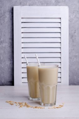 Bardağında yulaf olan alternatif süt. Sağlıklı beslenme kavramı. Seçici odak.