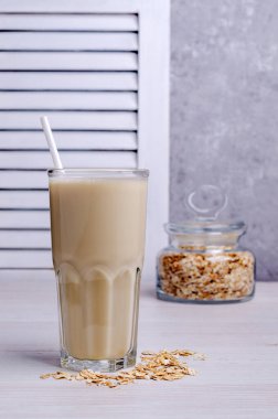 Bardağında yulaf olan alternatif süt. Sağlıklı beslenme kavramı. Seçici odak.
