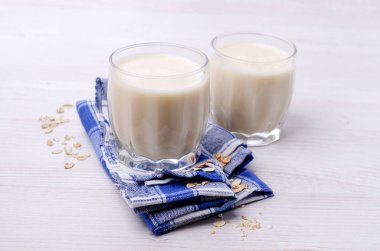 Bardağında yulaf olan alternatif süt. Sağlıklı beslenme kavramı. Seçici odak.