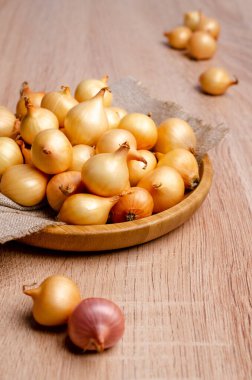 Çiğ soğan soğanı. Ahşap arka plan. Tasarım konsepti. Seçici odak.