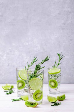 Şeffaf içecek, meyve ve arka planda bardakta biberiye. Seçici odak.