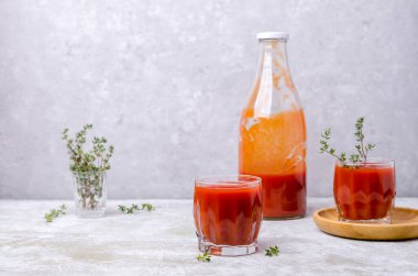 Hafif arka planda kalın kırmızı sebze suyu. Seçici odak.