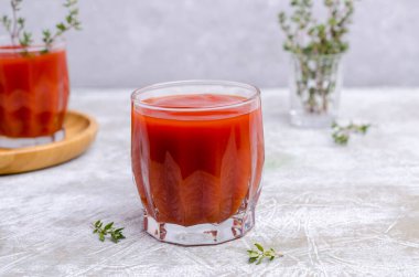 Hafif arka planda kalın kırmızı sebze suyu. Seçici odak.