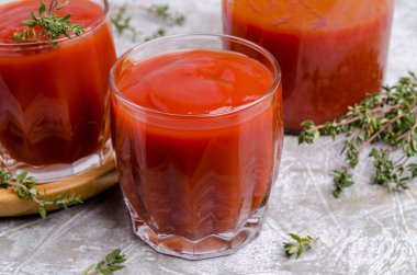 Hafif arka planda kalın kırmızı sebze suyu. Seçici odak.