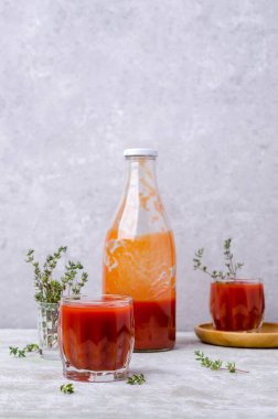 Hafif arka planda kalın kırmızı sebze suyu. Seçici odak.