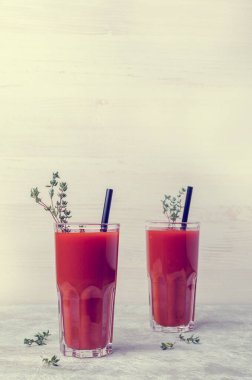 Hafif arka planda kalın kırmızı sebze suyu. Seçici odak.