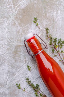 Hafif arka planda kalın kırmızı sebze suyu. Seçici odak.