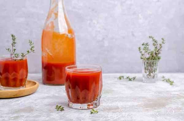 Vastag Piros Zöldséglé Üvegben Világos Háttérrel Szelektív Fókusz — Stock Fotó