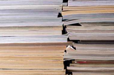 Bir yığın derginin yakın plan arkaplanı. Tasarım konsepti. Seçici odak.