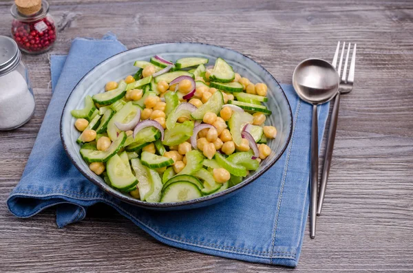 Salade Légumes Crus Aux Pois Chiches Dans Plat Sur Fond — Photo