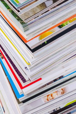 Bir yığın derginin yakın plan arkaplanı. Tasarım konsepti. Seçici odak.