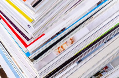 Bir yığın derginin yakın plan arkaplanı. Tasarım konsepti. Seçici odak.