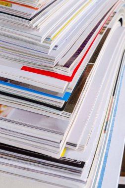 Bir yığın derginin yakın plan arkaplanı. Tasarım konsepti. Seçici odak.