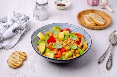 Ahşap bir arka planda nohutlu sebze dilimleri. Seçici odak.