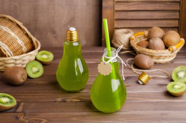 Kivi, koyu ahşap arka planda camla içilir. Seçici odak.