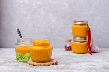 Cam bir kavanozda arka planda konserve sebze püresi. Seçici odak.