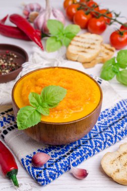 Ahşap bir arka planda sebze püresi. Seçici odak.