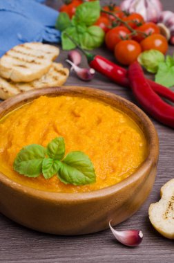 Ahşap bir arka planda sebze püresi. Seçici odak.