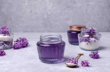 Leylak çiçeklerinden şerbet hazırlamak için. Kadehler. Gri arkaplan. Seçici odak.