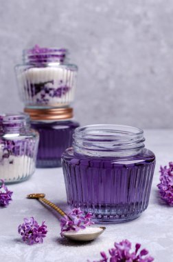 Leylak çiçeklerinden şerbet hazırlamak için. Kadehler. Gri arkaplan. Seçici odak.