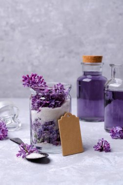 Leylak çiçeklerinden şerbet hazırlamak için. Kadehler. Gri arkaplan. Seçici odak.