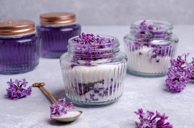 Leylak çiçeklerinden şerbet hazırlamak için. Kadehler. Gri arkaplan. Seçici odak.