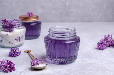 Leylak çiçeklerinden şerbet hazırlamak için. Kadehler. Gri arkaplan. Seçici odak.