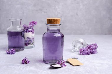 Leylak çiçeklerinden şerbet hazırlamak için. Kadehler. Gri arkaplan. Seçici odak.