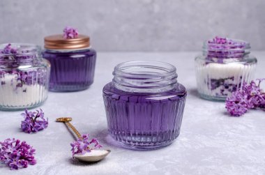 Leylak çiçeklerinden şerbet hazırlamak için. Kadehler. Gri arkaplan. Seçici odak.