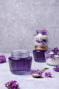 Leylak çiçeklerinden şerbet hazırlamak için. Kadehler. Gri arkaplan. Seçici odak.