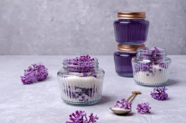 Leylak çiçeklerinden şerbet hazırlamak için. Kadehler. Gri arkaplan. Seçici odak.