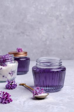 Leylak çiçeklerinden şerbet hazırlamak için. Kadehler. Gri arkaplan. Seçici odak.