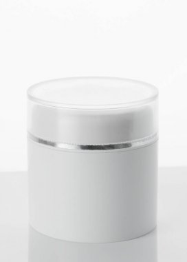 Beyaz arkaplanda izole edilmiş kabın içindeki kozmetik krem