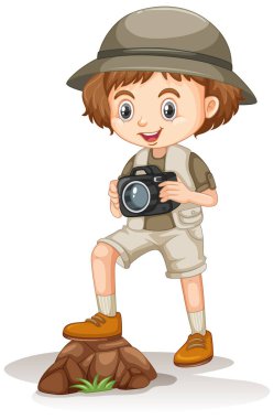 Safari kıyafetli kız beyaz arka planda kamera tutuyor.