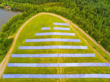 Güneş enerjisi Santrali tarım peyzaj için havadan görünümü
