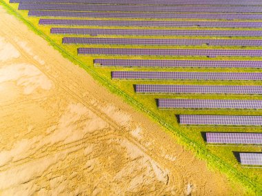 Güneş enerjisi Santrali tarım peyzaj için havadan görünümü