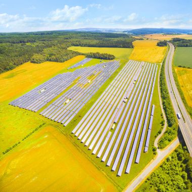 Karayolu trafik ile yakınındaki güneş enerjisi santrali için havadan görünümü