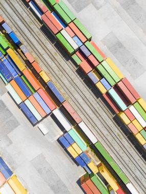 Depolama ve nakliye konteyner ile terminal havadan görünümü 