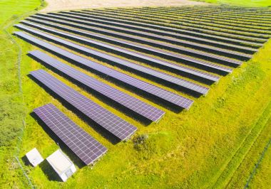 Güneş enerjisi Santrali tarım peyzaj için havadan görünümü