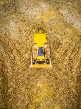 Buldozer hava görünümünü çamurlu şantiye veya açık döküm benim. Ağır sanayi yukarıdan. Harap peyzaj sanayi kökenli.